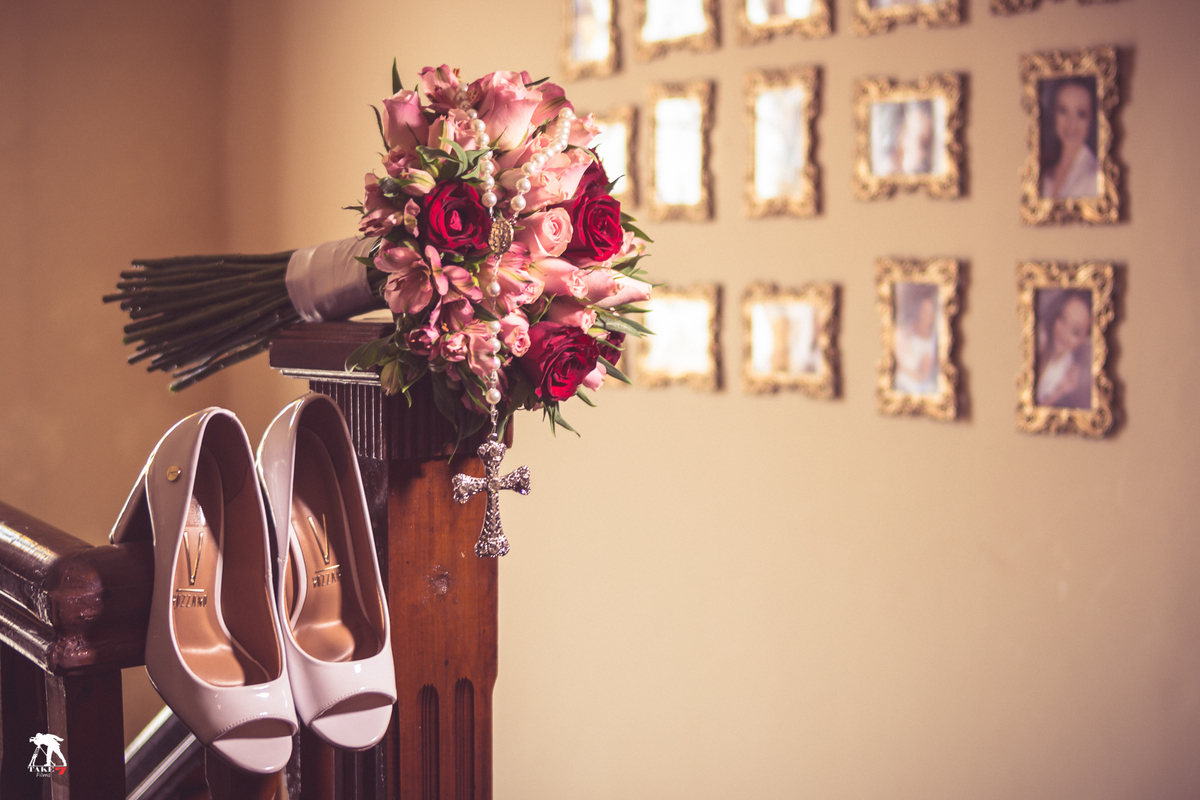 buque da noiva com sapatos da noiva na escada do salão de beleza 