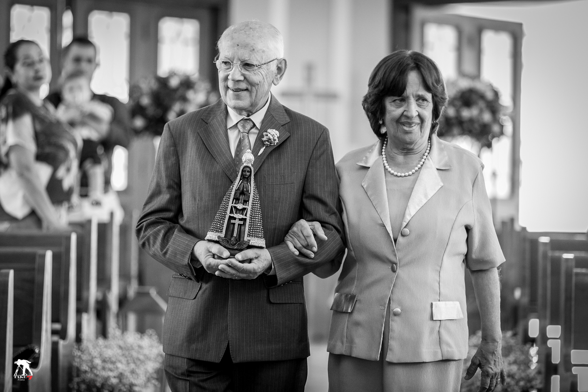 entrada avós da noiva com imagem da santa 