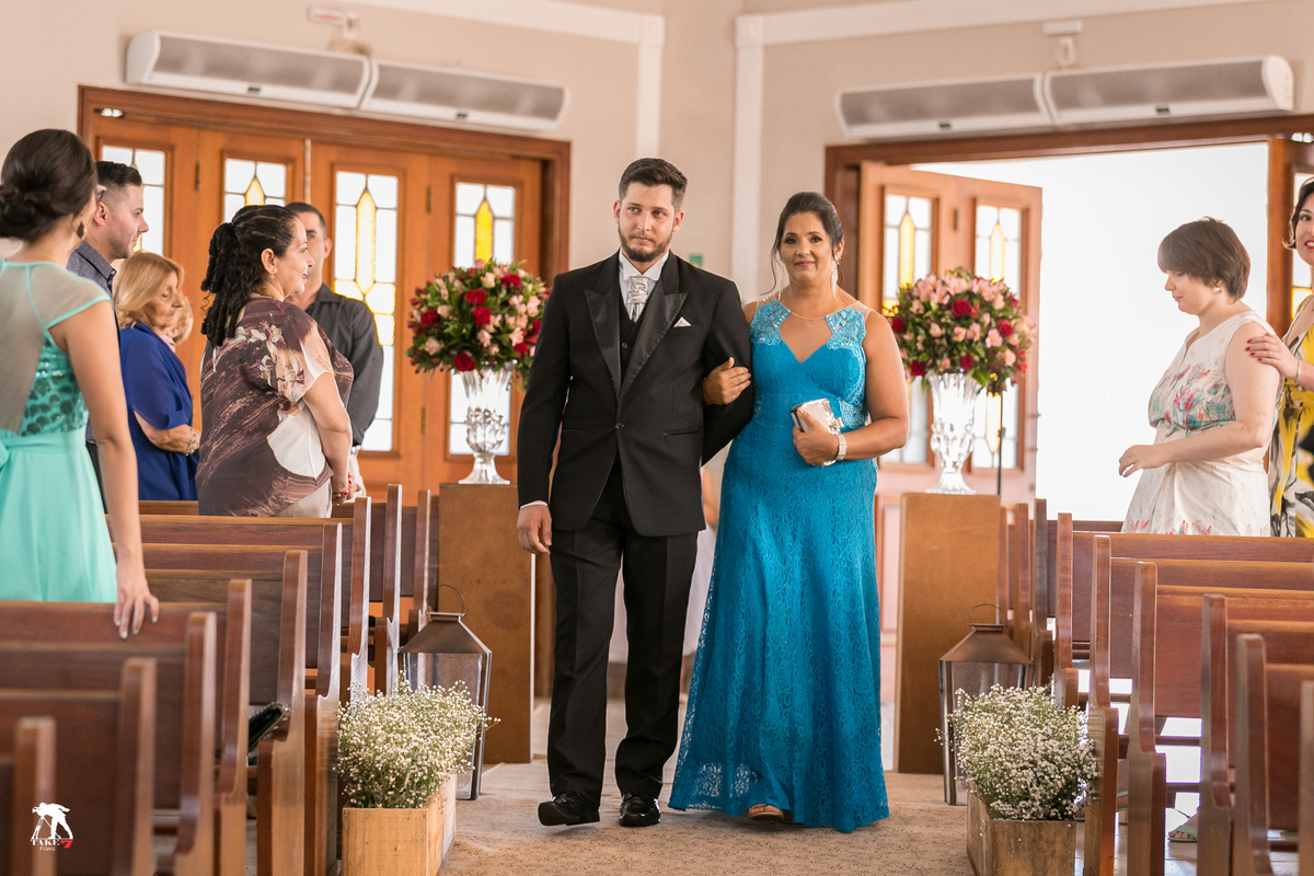 entrada do noivo com a mãe 