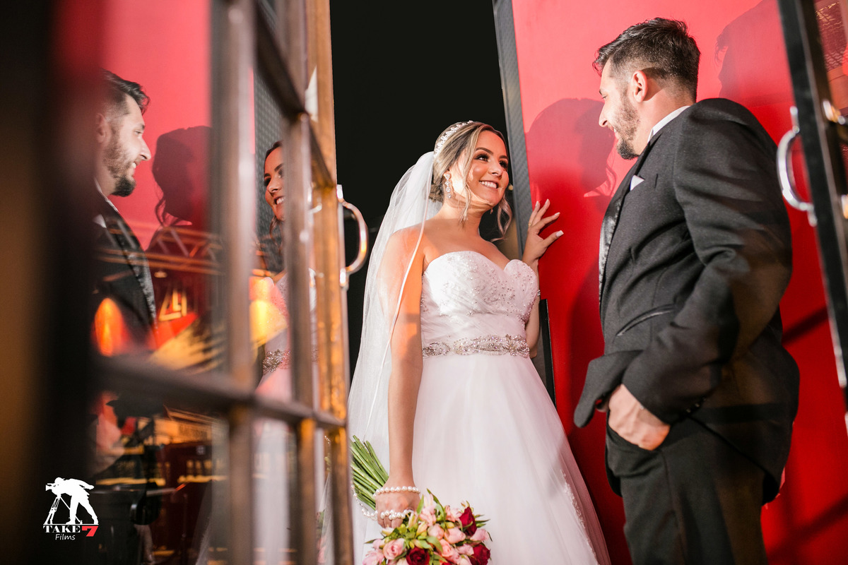 casal de noivos na porta de vidro