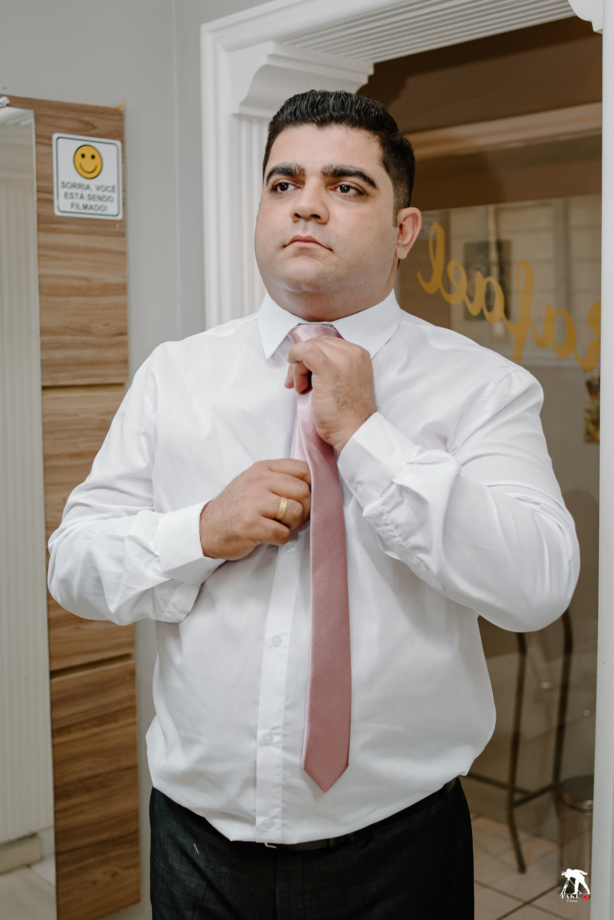 noivo colocando a gravata