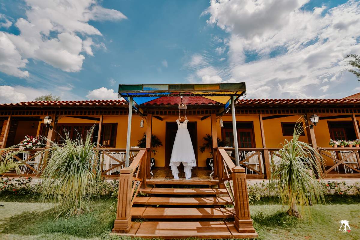 vestido da noiva com céu azul