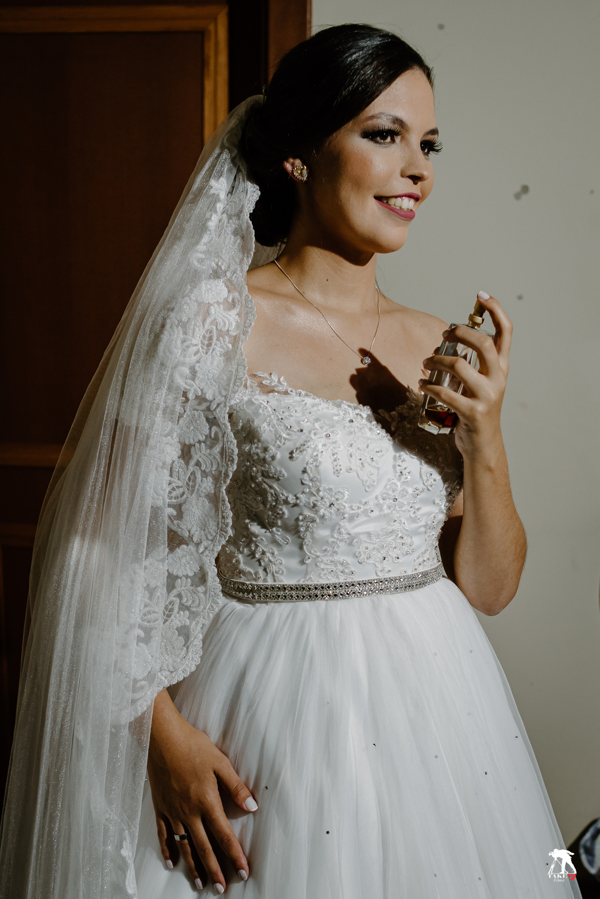 noiva passando perfume