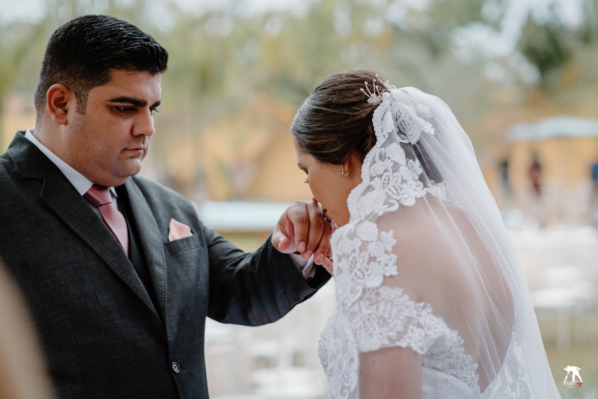 noiva beijando a aliança do noivo