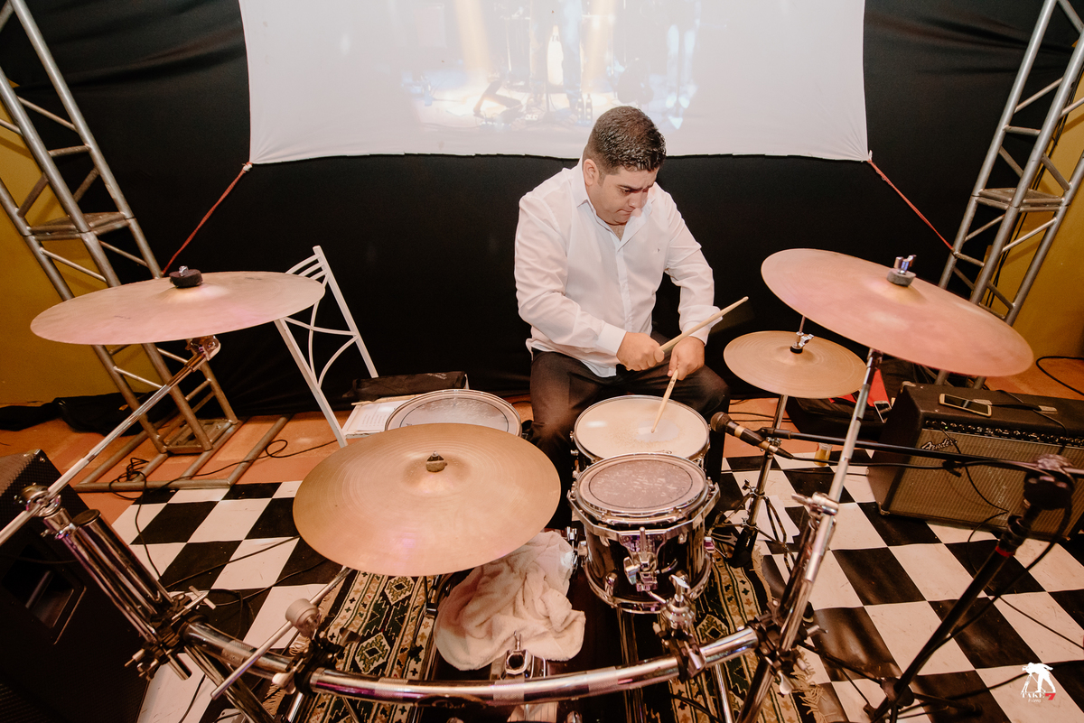 noivo tocando bateria