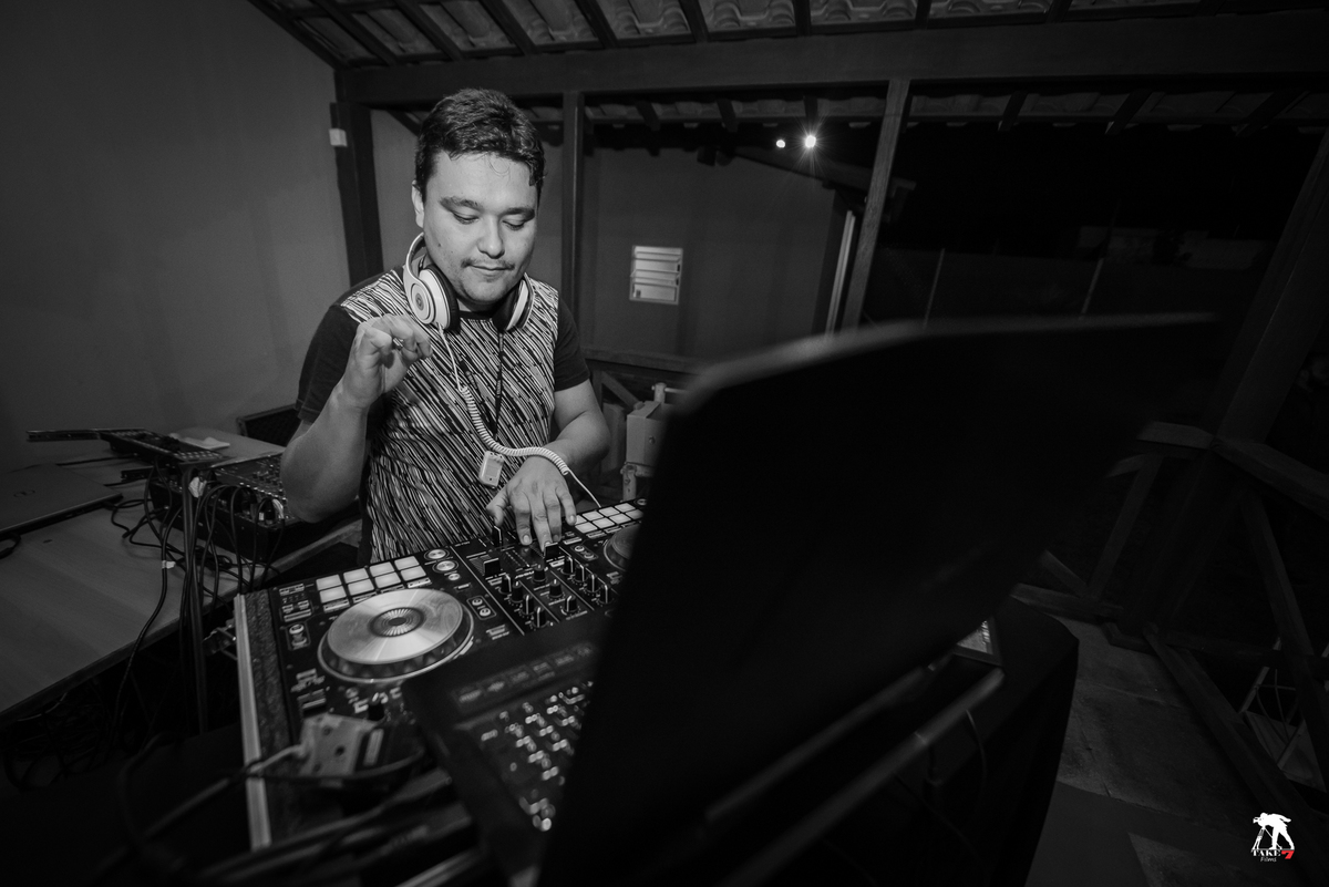 Dj animando o casamento