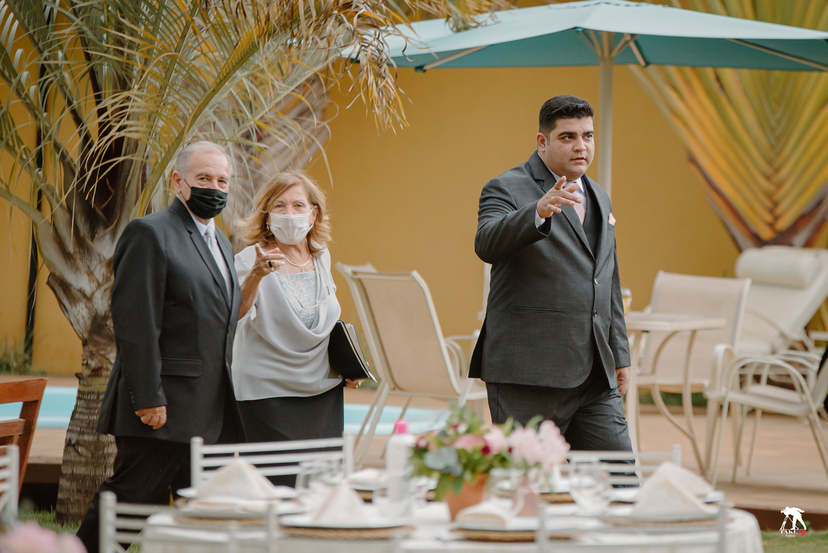 noivo chegando no casamento