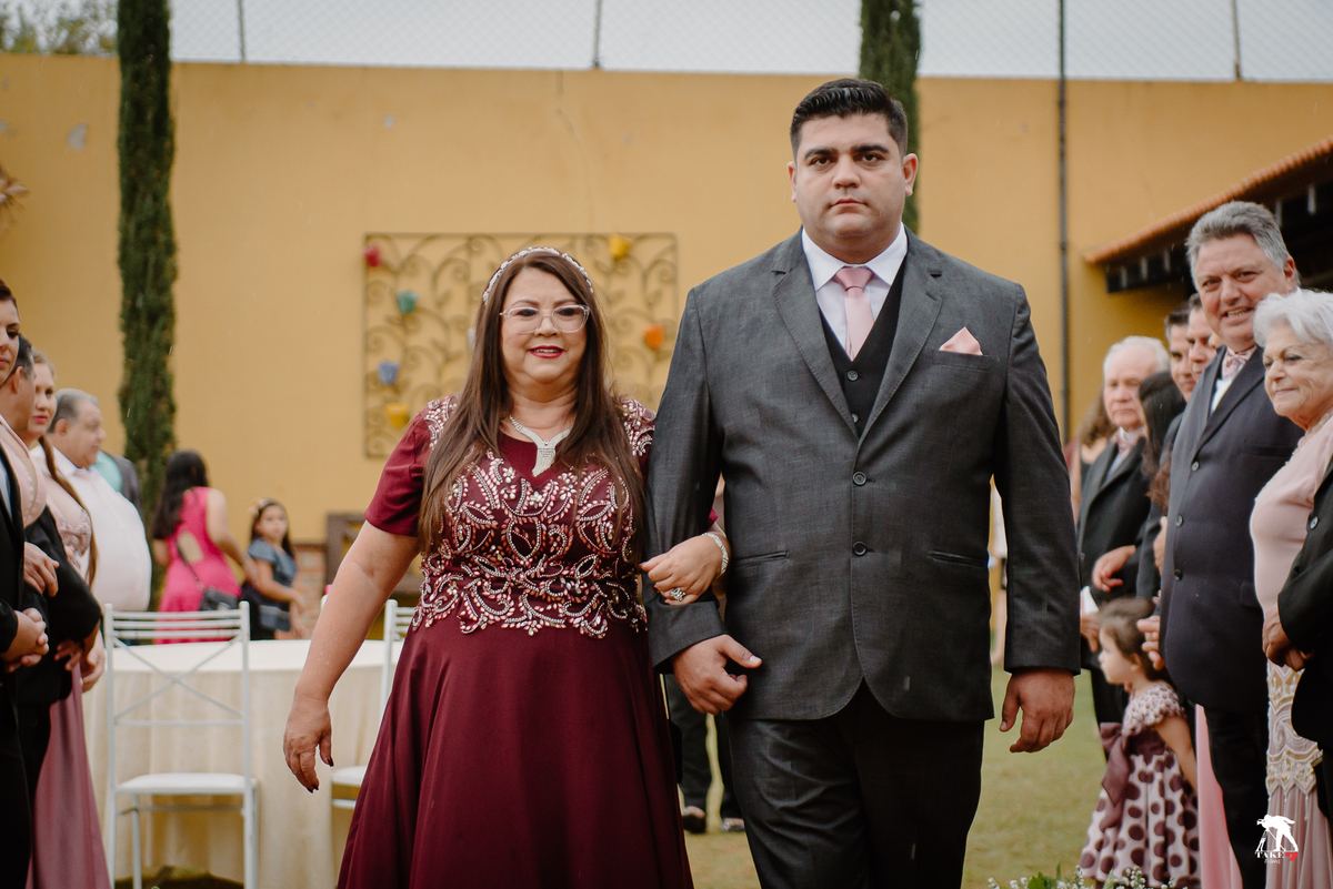 entrada do noivo com a mãe