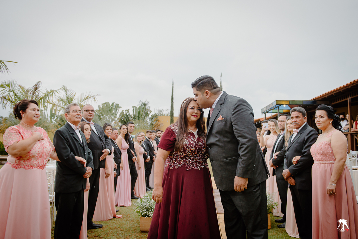 beijo do noivo na mãe