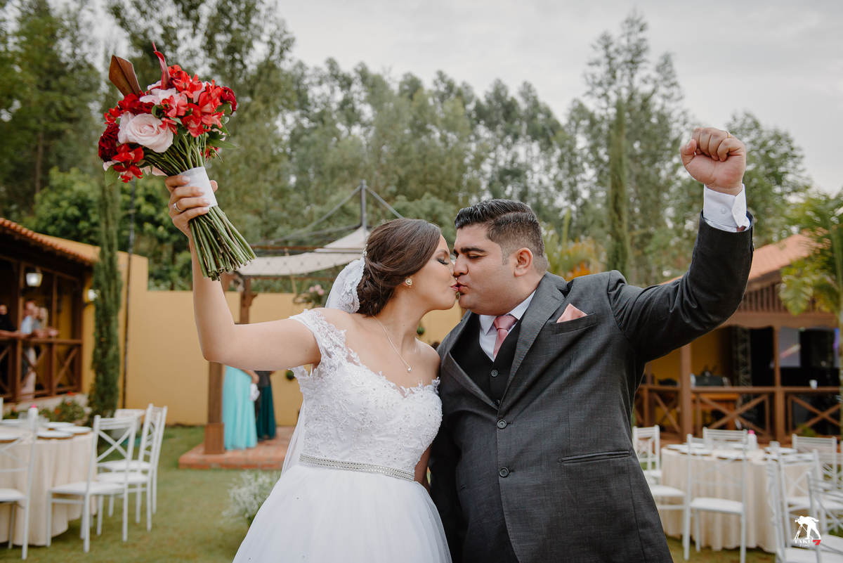 beijo nupcial do casal de noivos