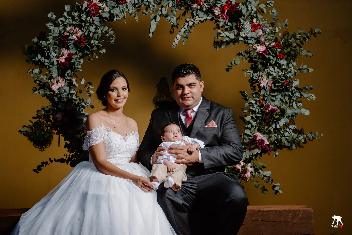 noivos com filho no colo