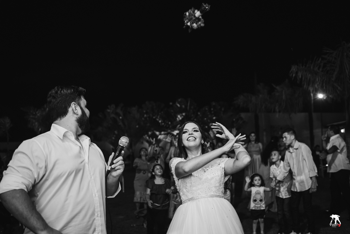 noiva jogando buquê