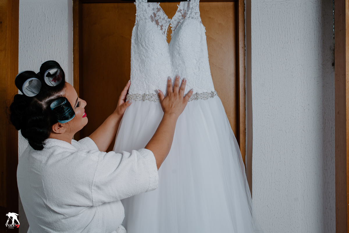 noiva vendo o vestido 