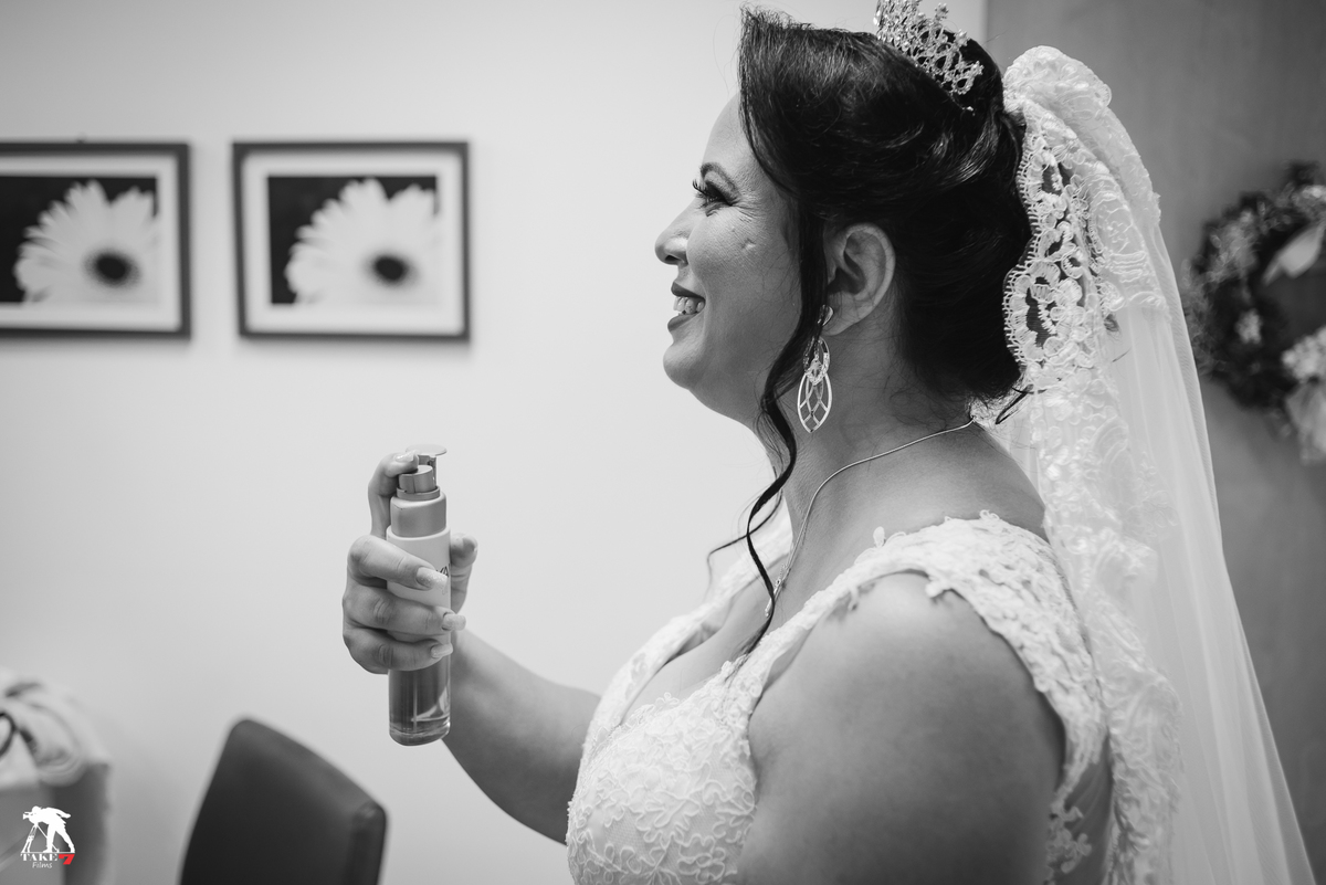noiva passando perfume 