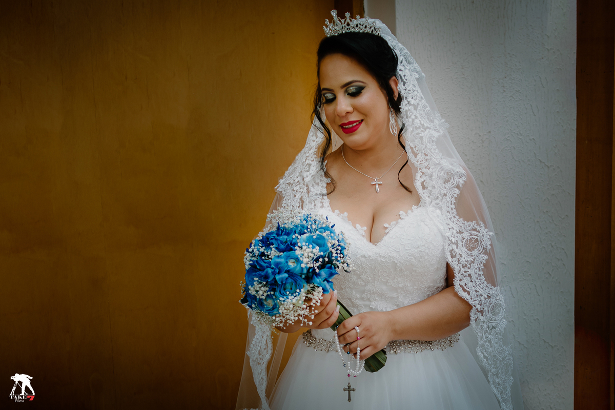 noiva de vestido e buquê 