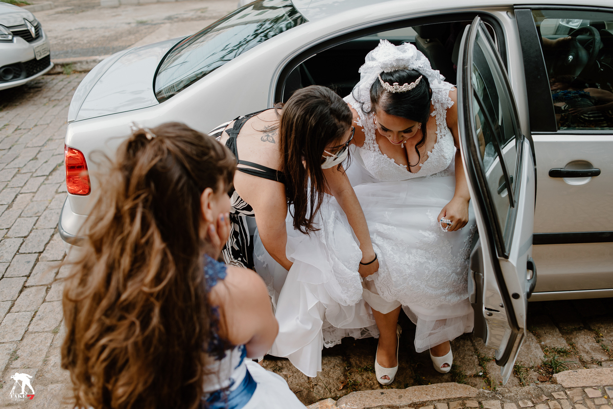 noiva na porta da igreja 