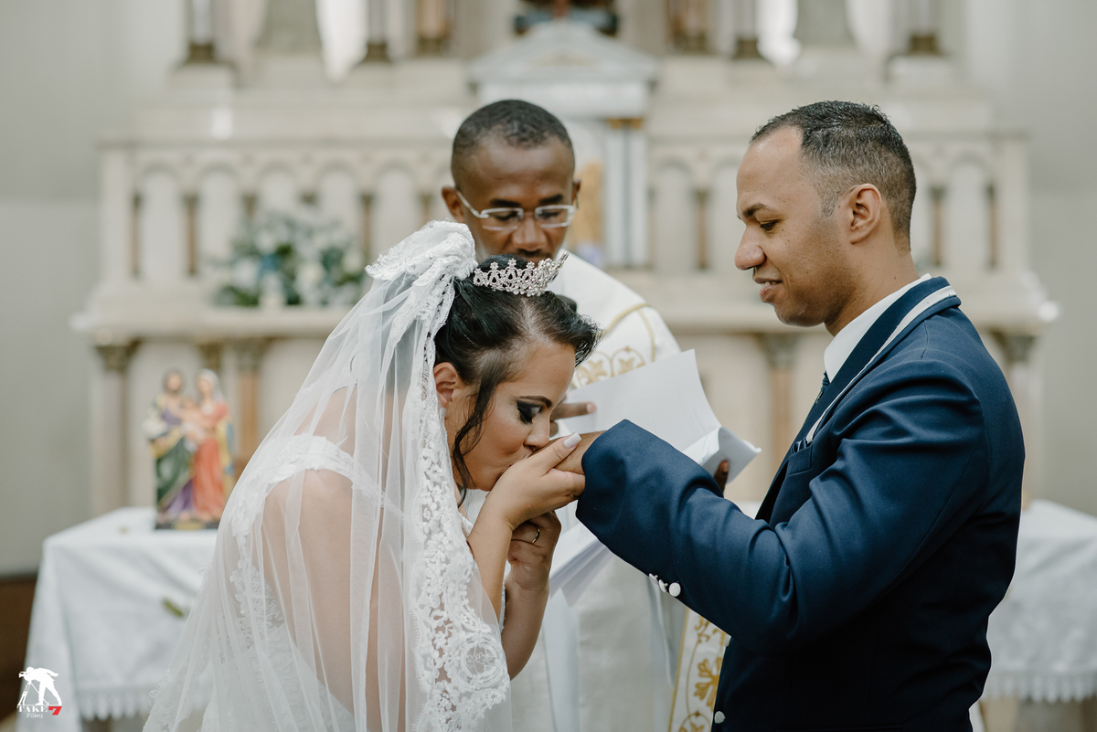 beijo da noiva na aliança do noivo 