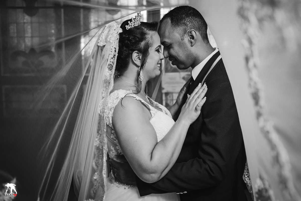 noivos embaixo do véu 