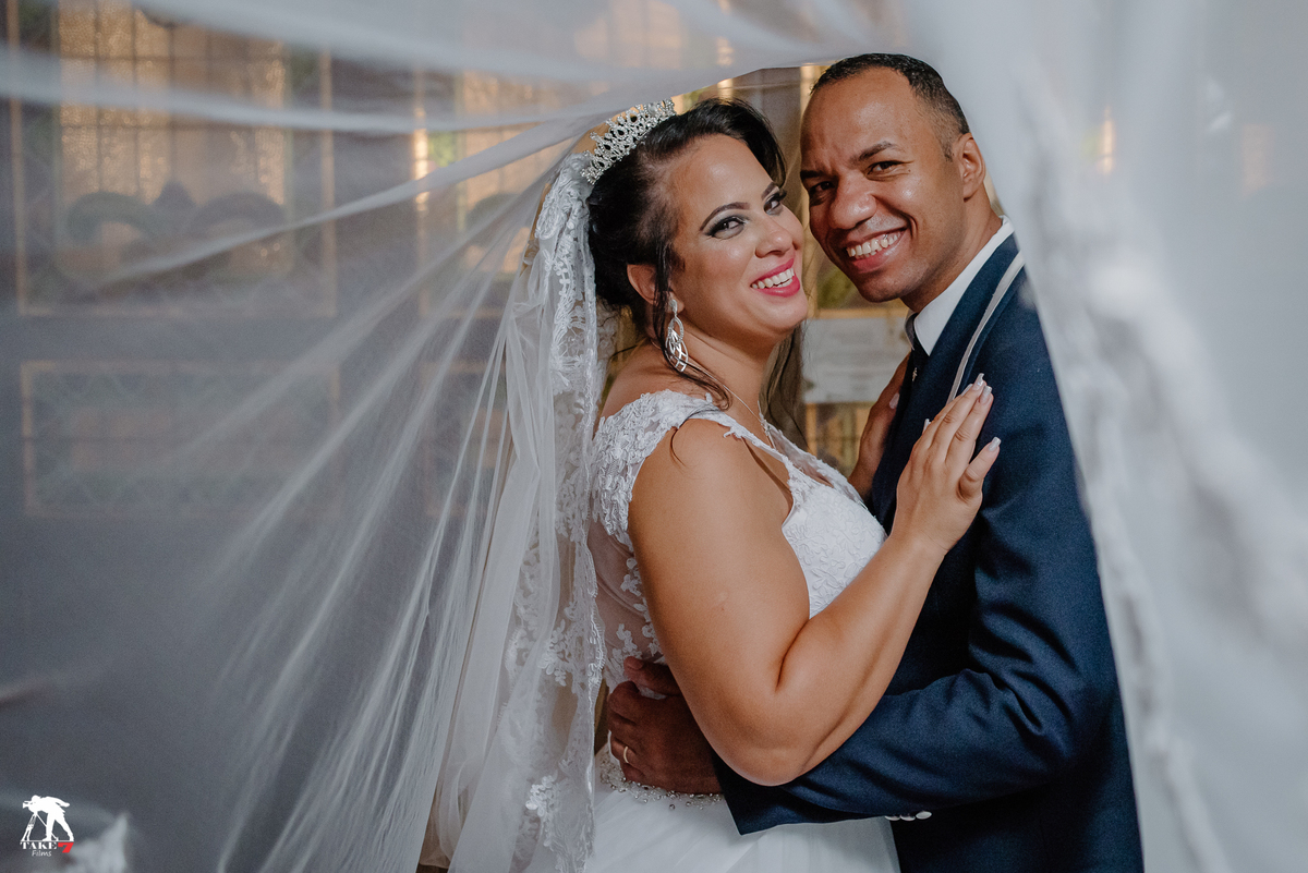 noivos embaixo do véu 