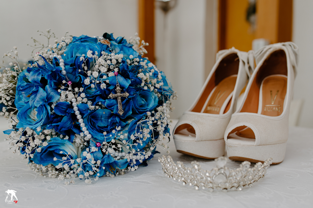 sapato da noiva com buquê 
