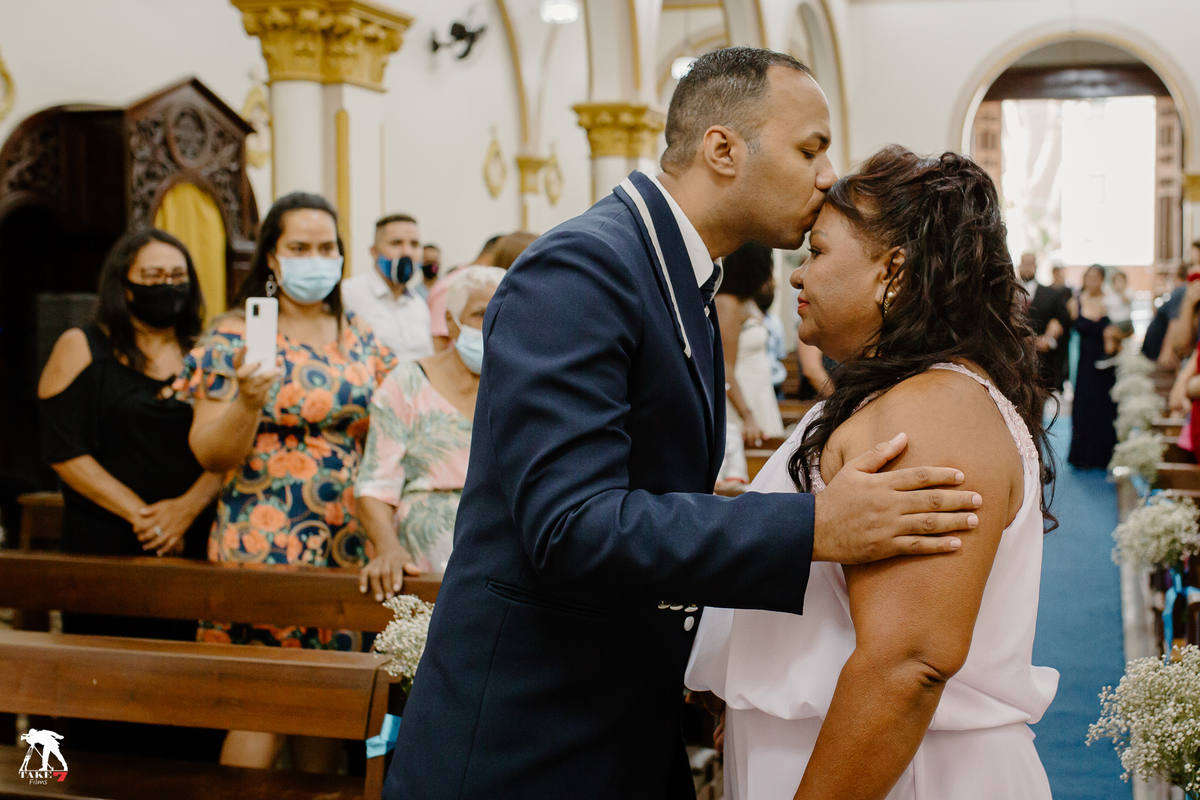 beijo na testa da mãe do noivo 