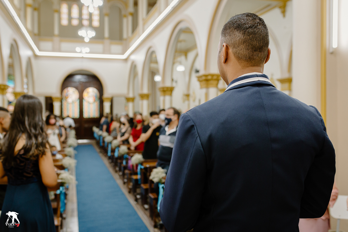 noivo olhando pra porta 