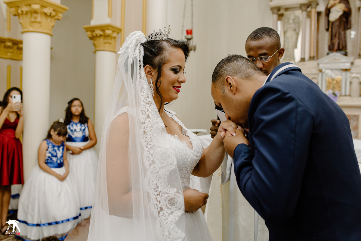 beijo do noivo na aliança da noiva 