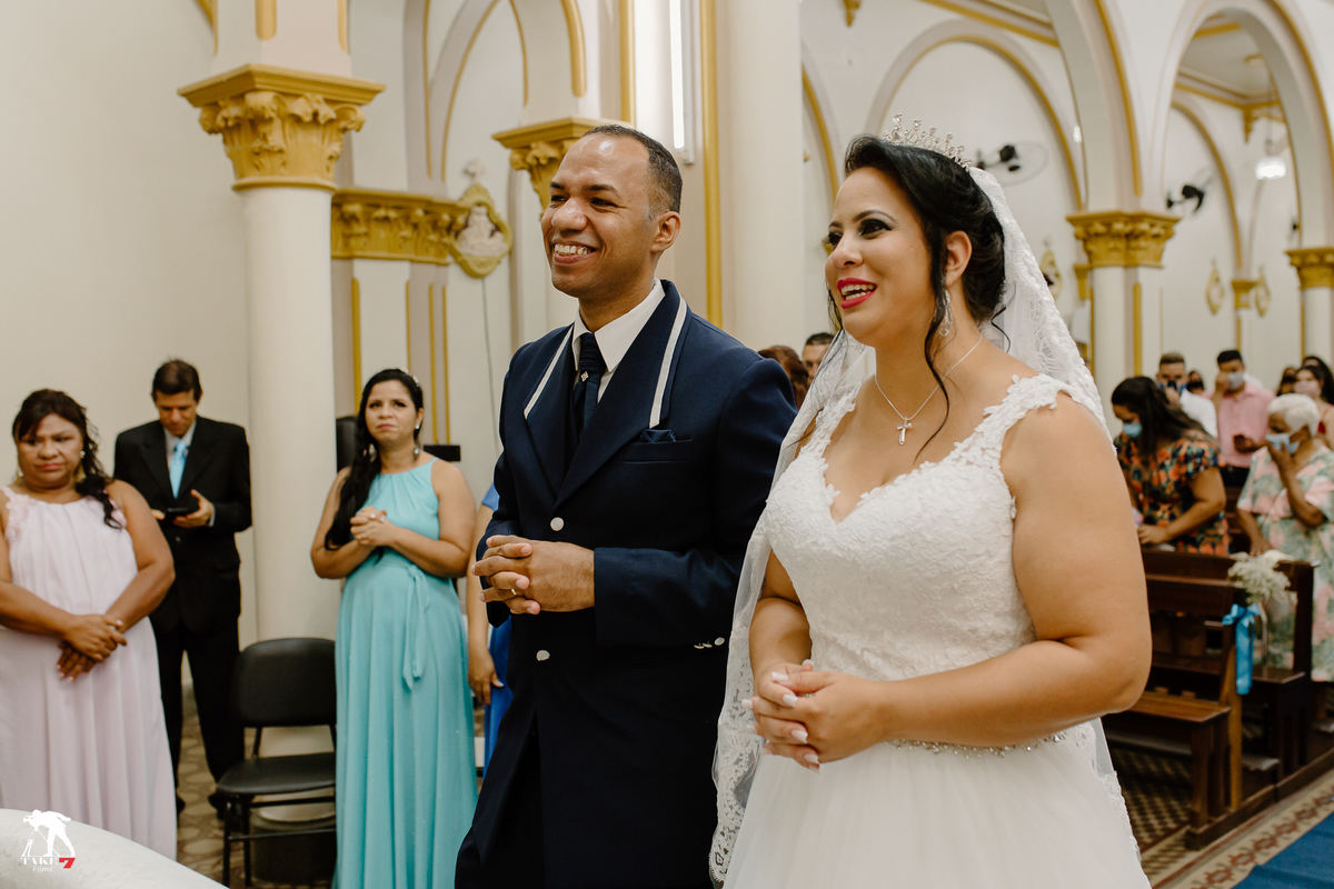 noivos na cerimônia 