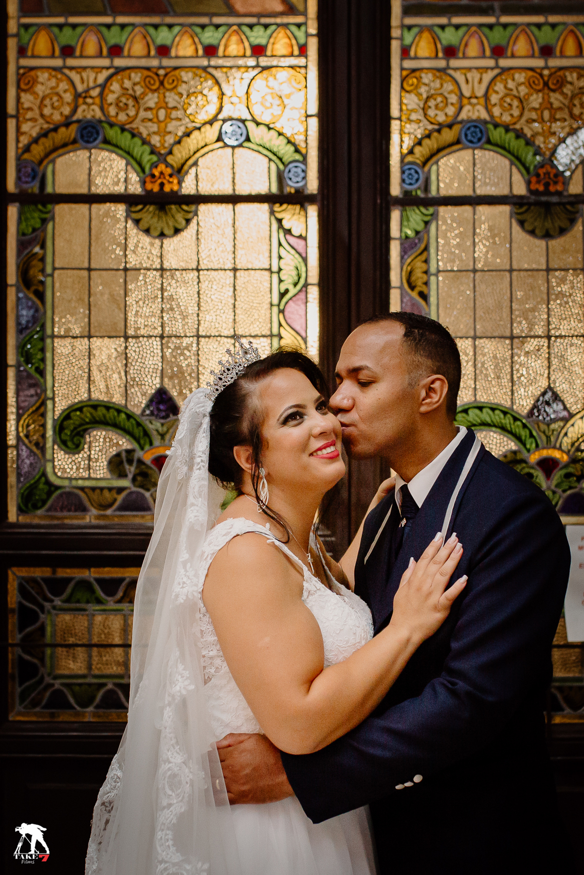 carinho de noivo com a noiva 