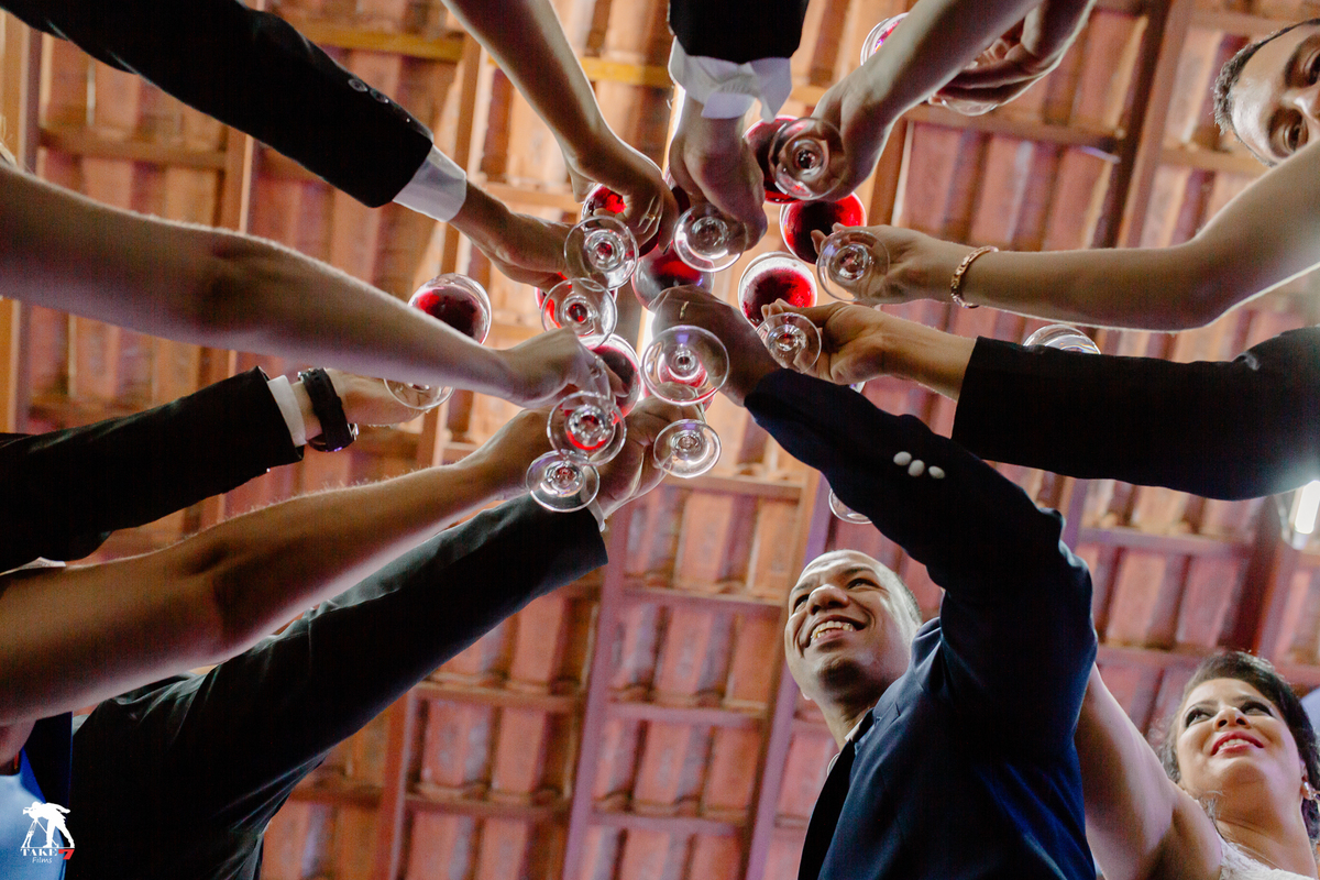 brinde dos noivos com os padrinhos