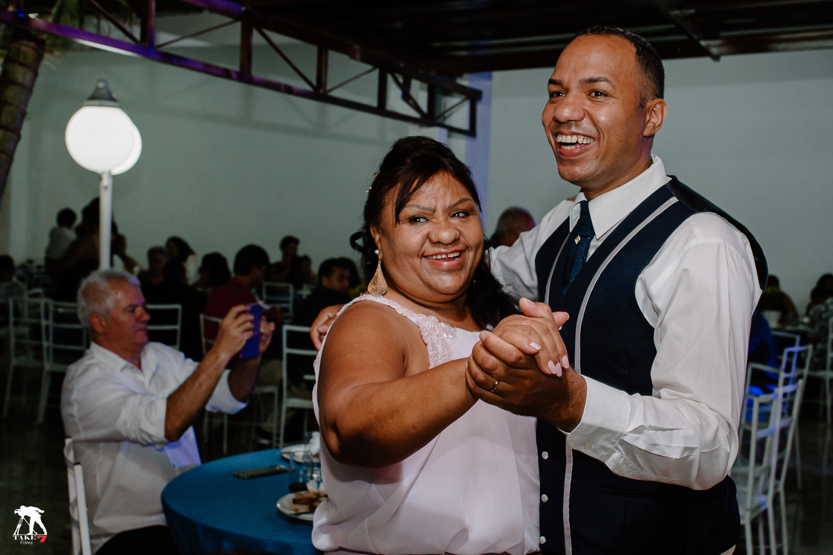 noivo dançando com a mãe 