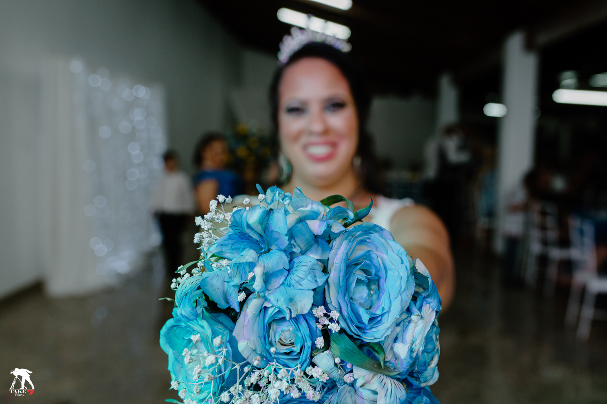 noiva jogando o buque 