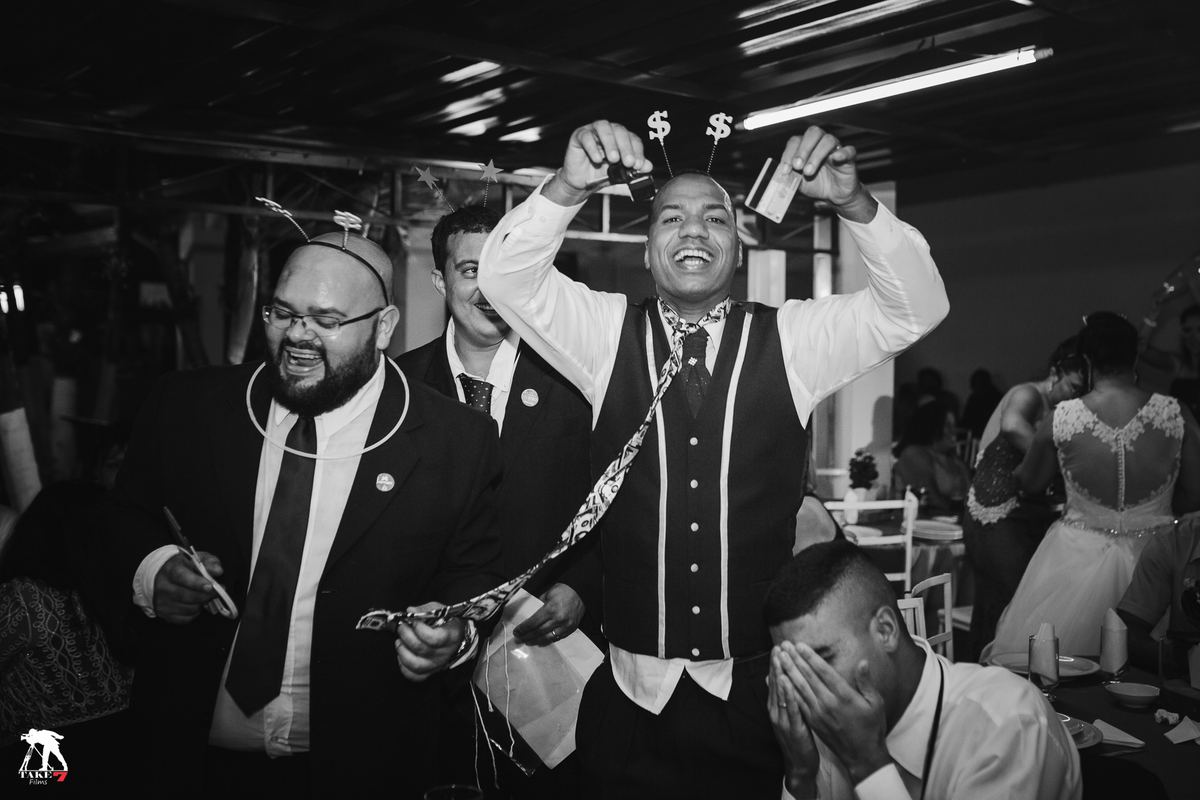 corte da gravata do noivo 