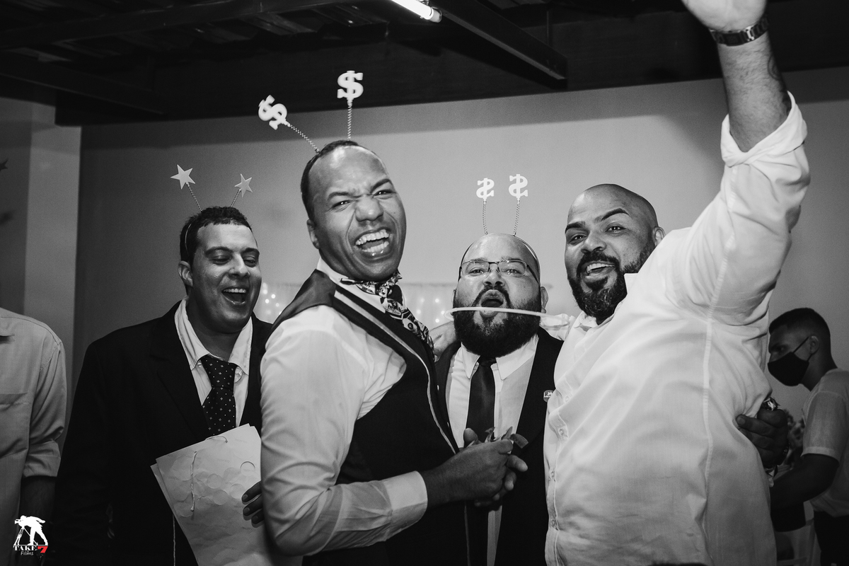 animação do noivo com os convidados 