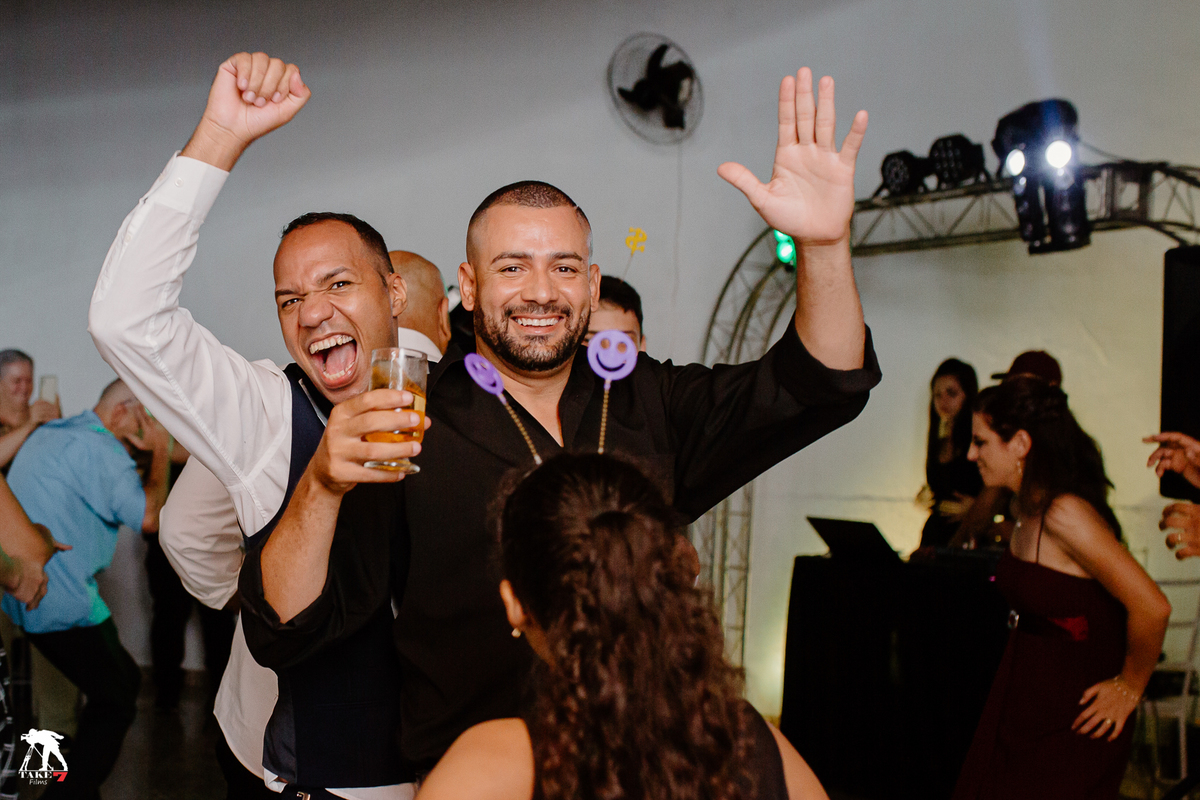 noivo dançando no casamento 