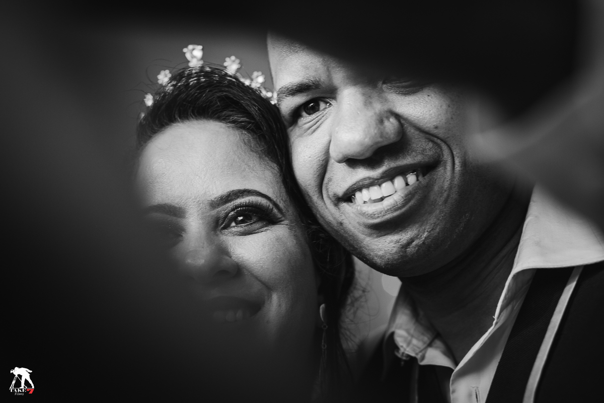 noivos fazendo selfie 