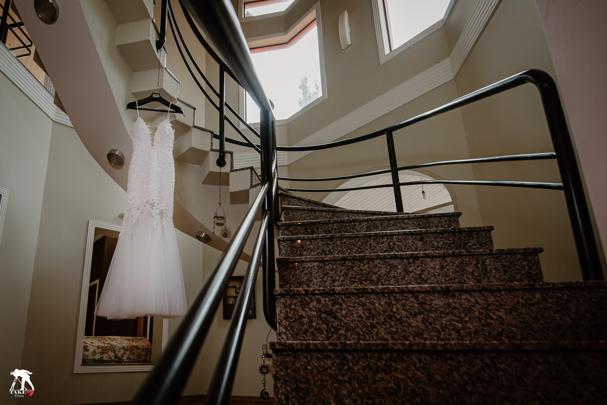 vestido da noiva na escada 