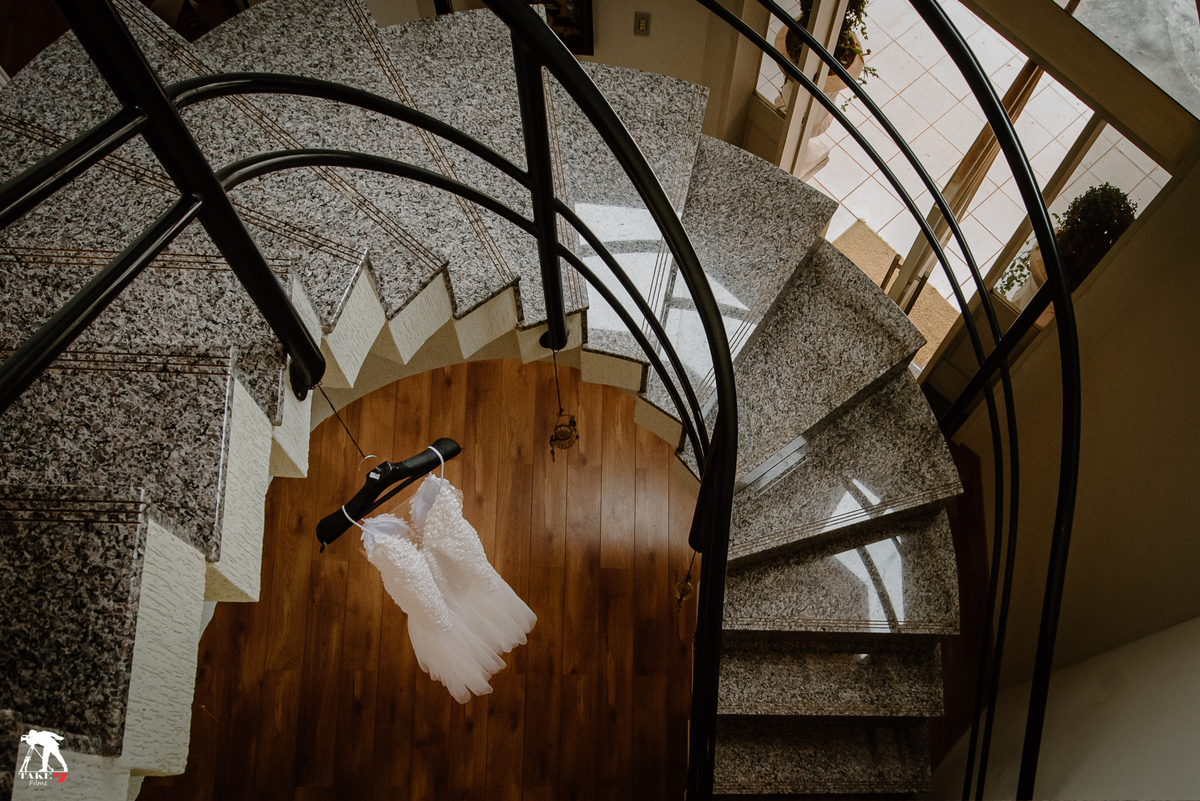vestido da noiva na escada 