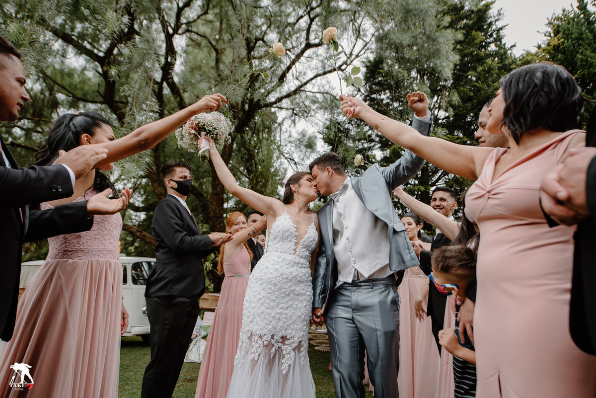 beijo dos noivos na saída 