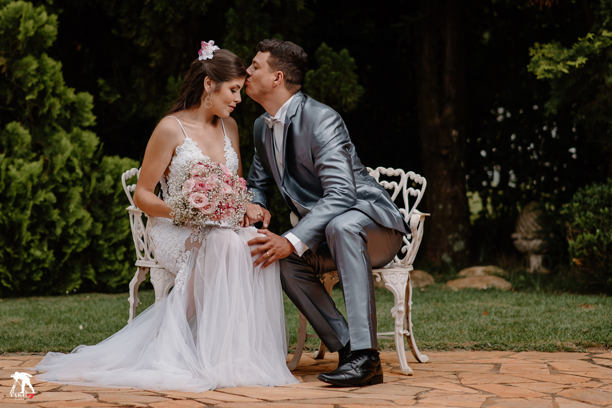 noivo beijando a testa da noiva 