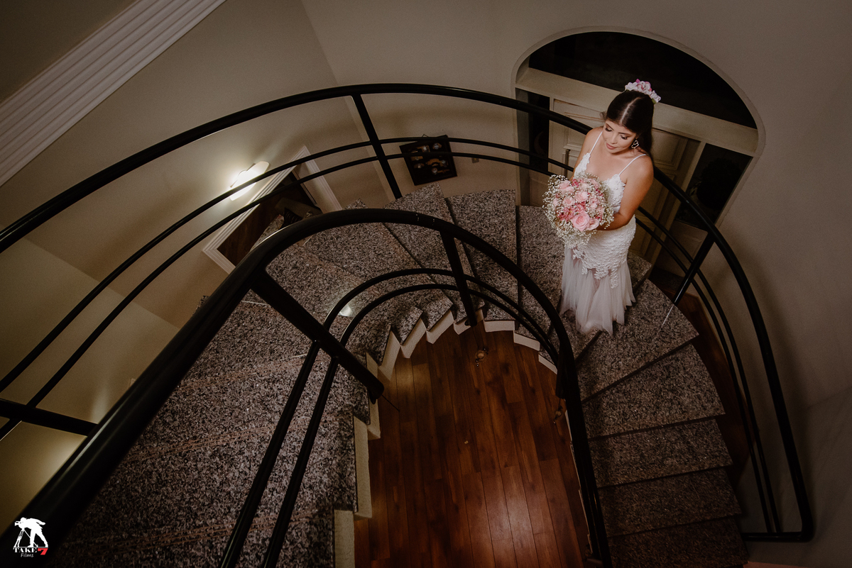 noiva de vestido na escada 
