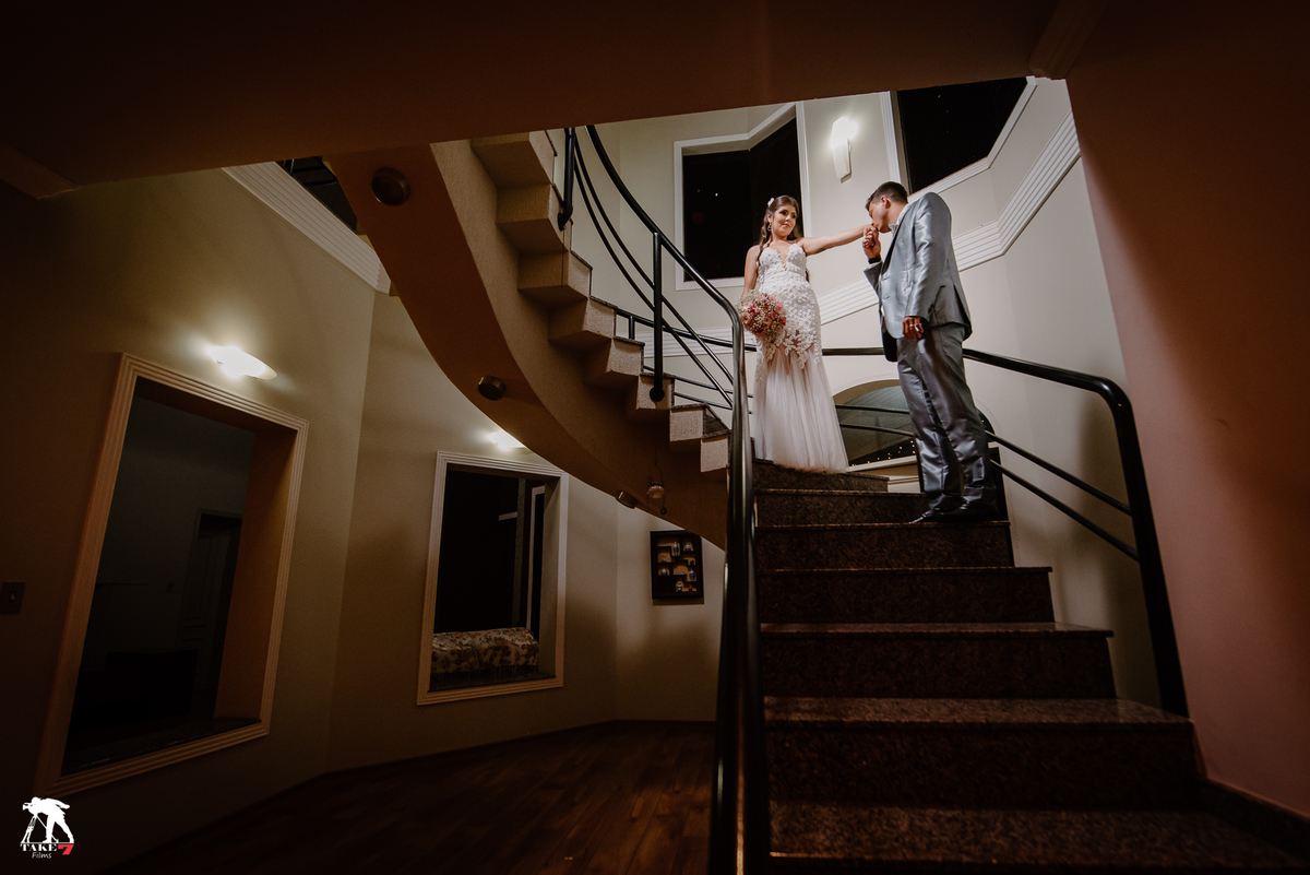 ensaio dos noivos na escada 