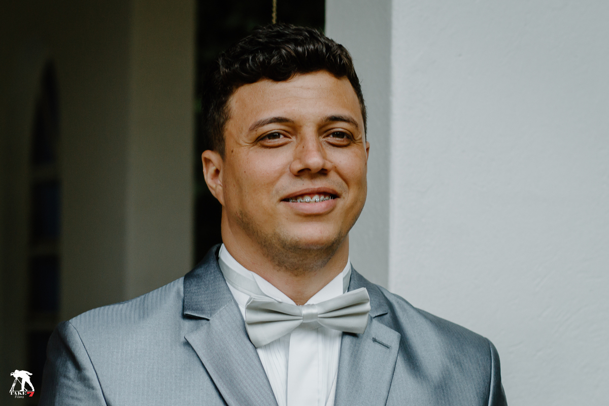 noivo feliz olhando a noiva entrar