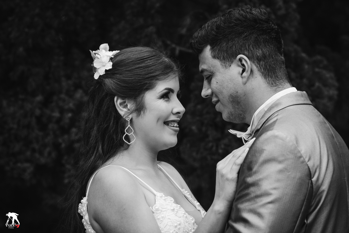 noiva sorrindo pro noivo