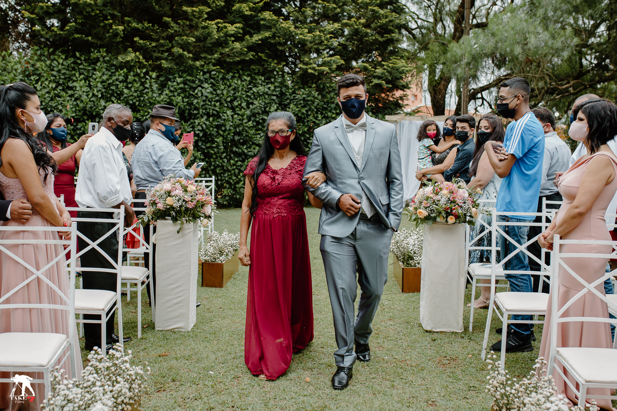 entrada do noivo com a mãe 