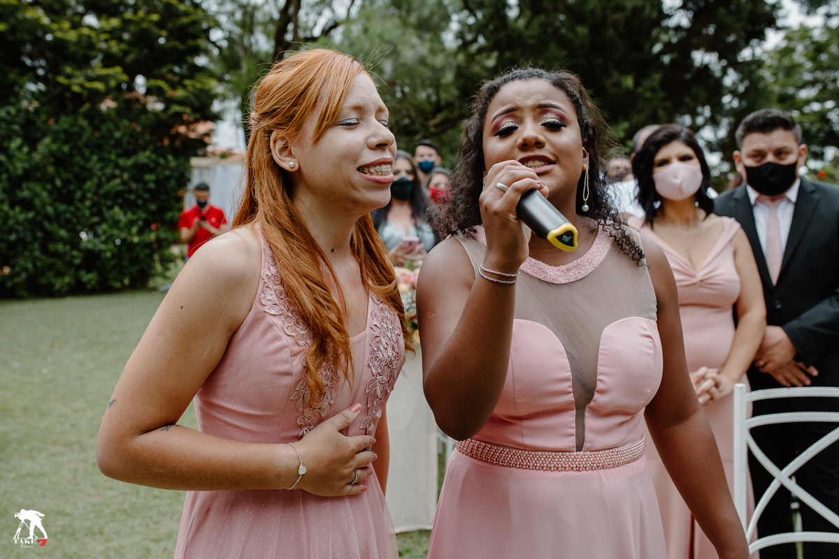 madrinhas cantando pros noivos 