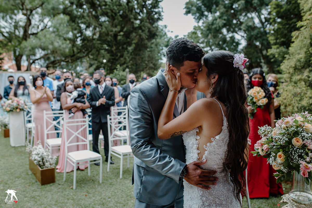 beijo nupcial do casal de noivos 