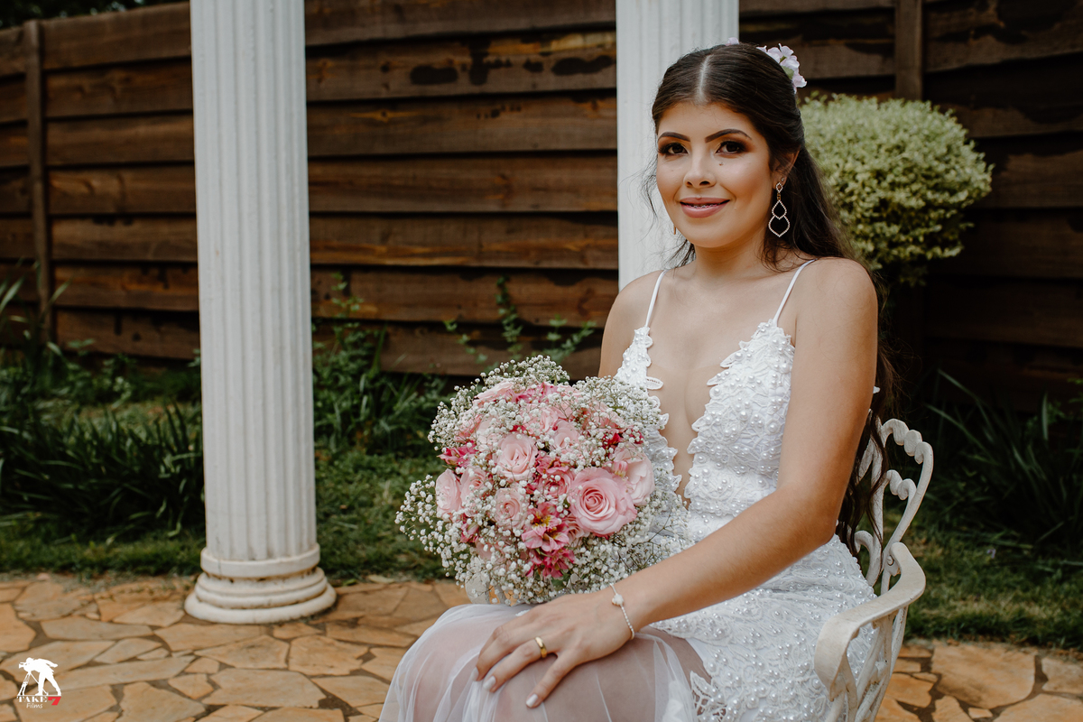 noiva segurando o buque 