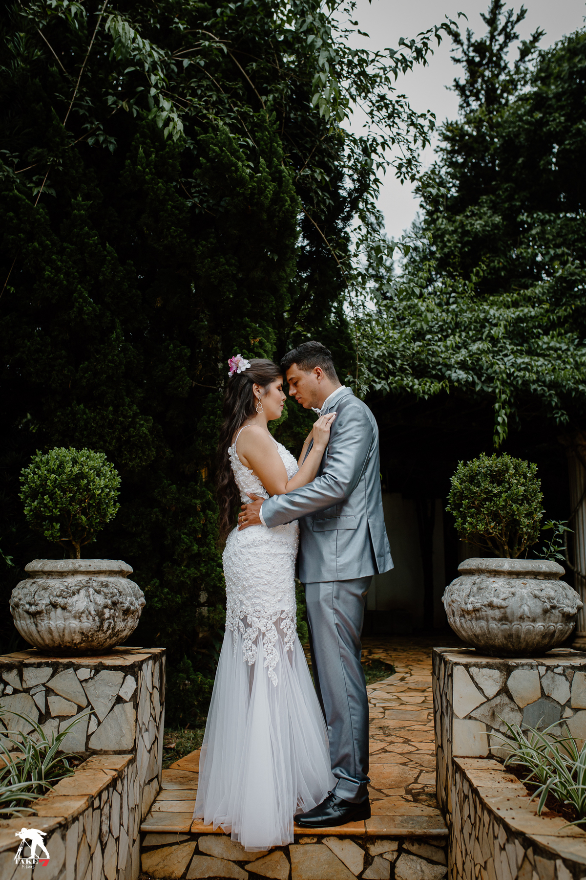 noivos abraçados no ensaio 