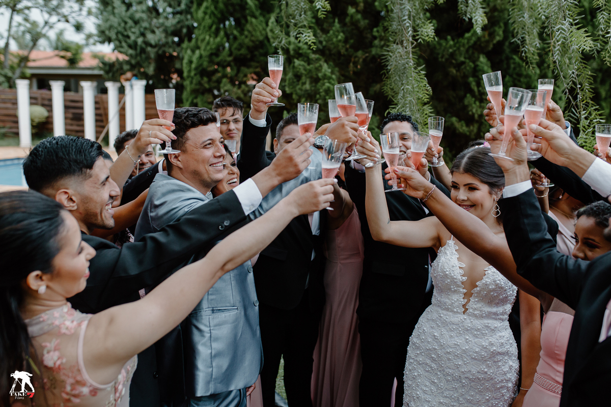 brinde dos noivos com padrinhos 